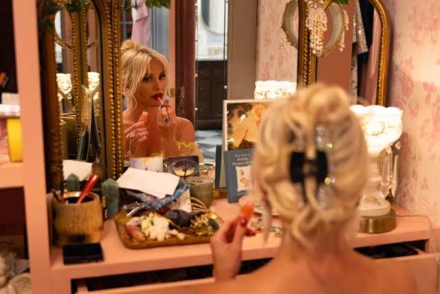 Guest at the gilded vanity mirror in the dressing room